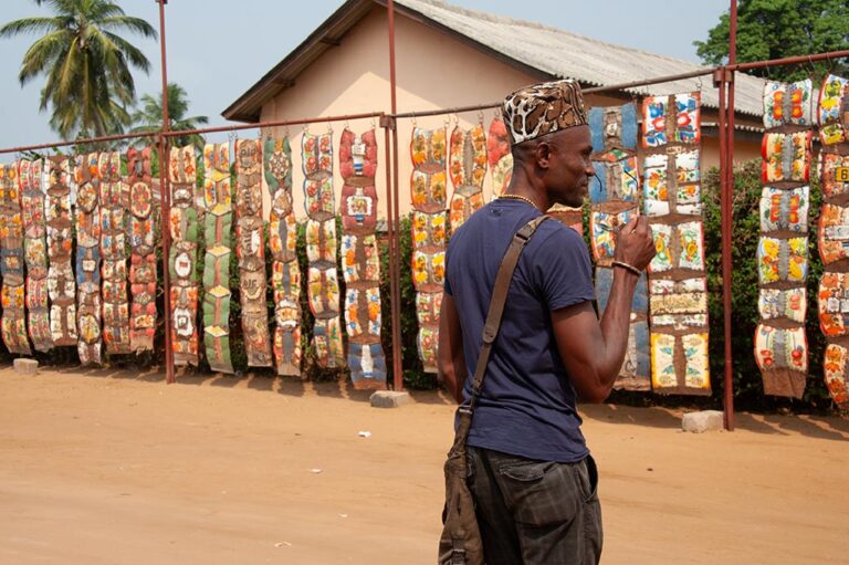 L'artiste Azankpo devant “son” mur de 23 m à Ouidah pour la fête du Vaudou