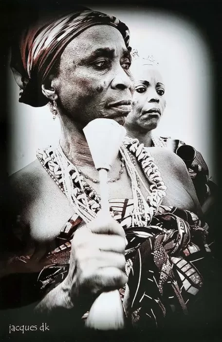 Photographie de deux femmes sous cadre de Jacques Do Kokou, artiste Togolais, intitulé Chorale d’Aneho. Collection Curios.