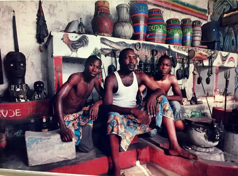 Bokono et ses assistants par le photographe Gert Chesi, Togo.