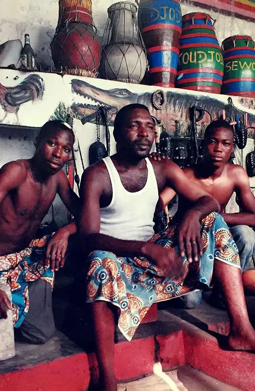 Bokono et ses assistants par le photographe Gert Chesi, Togo.