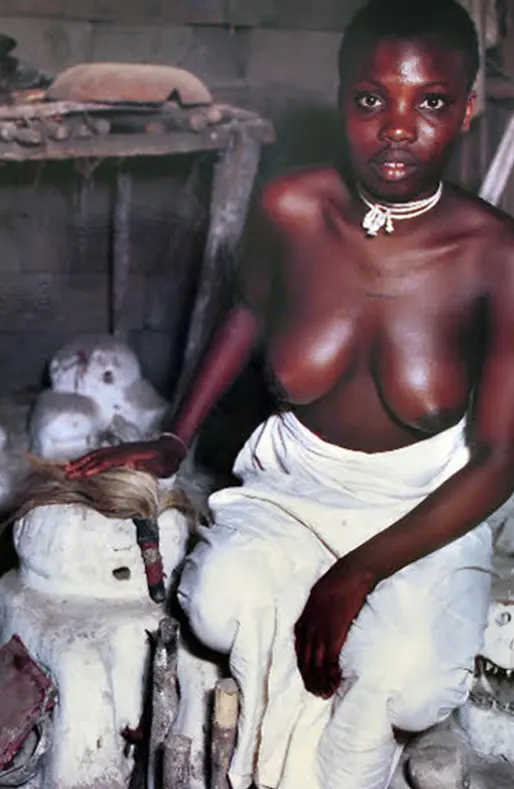 Servante de Mamy Wata par le photographe Gert Chesi, Togo.