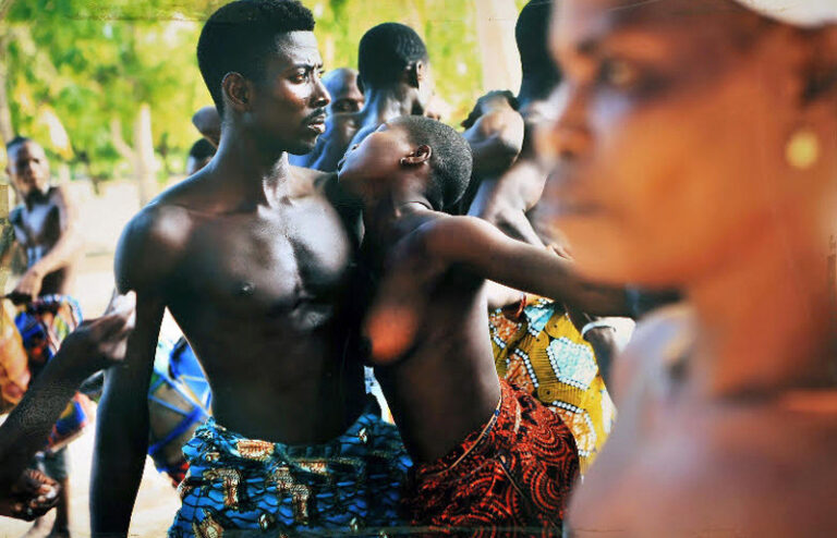 Transe de jeunes initiés par le photographe Gert Chesi, Togo.