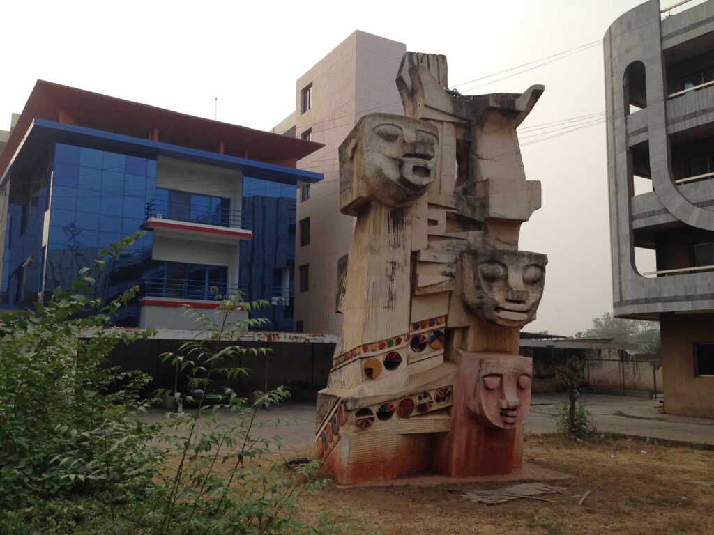 Sculpture devant un bâtiment